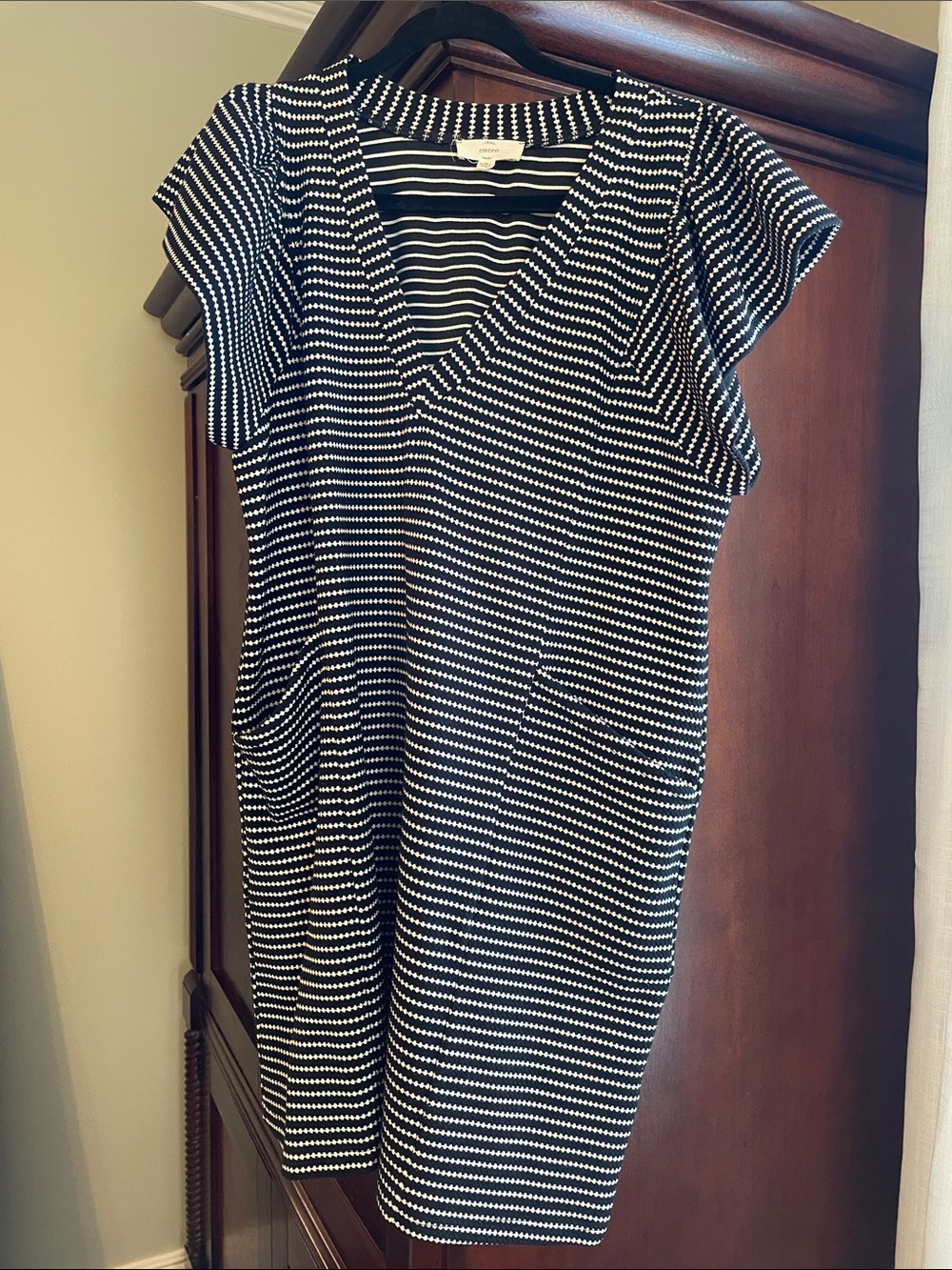 entro Black & White Striped V-Neck Shift Dress